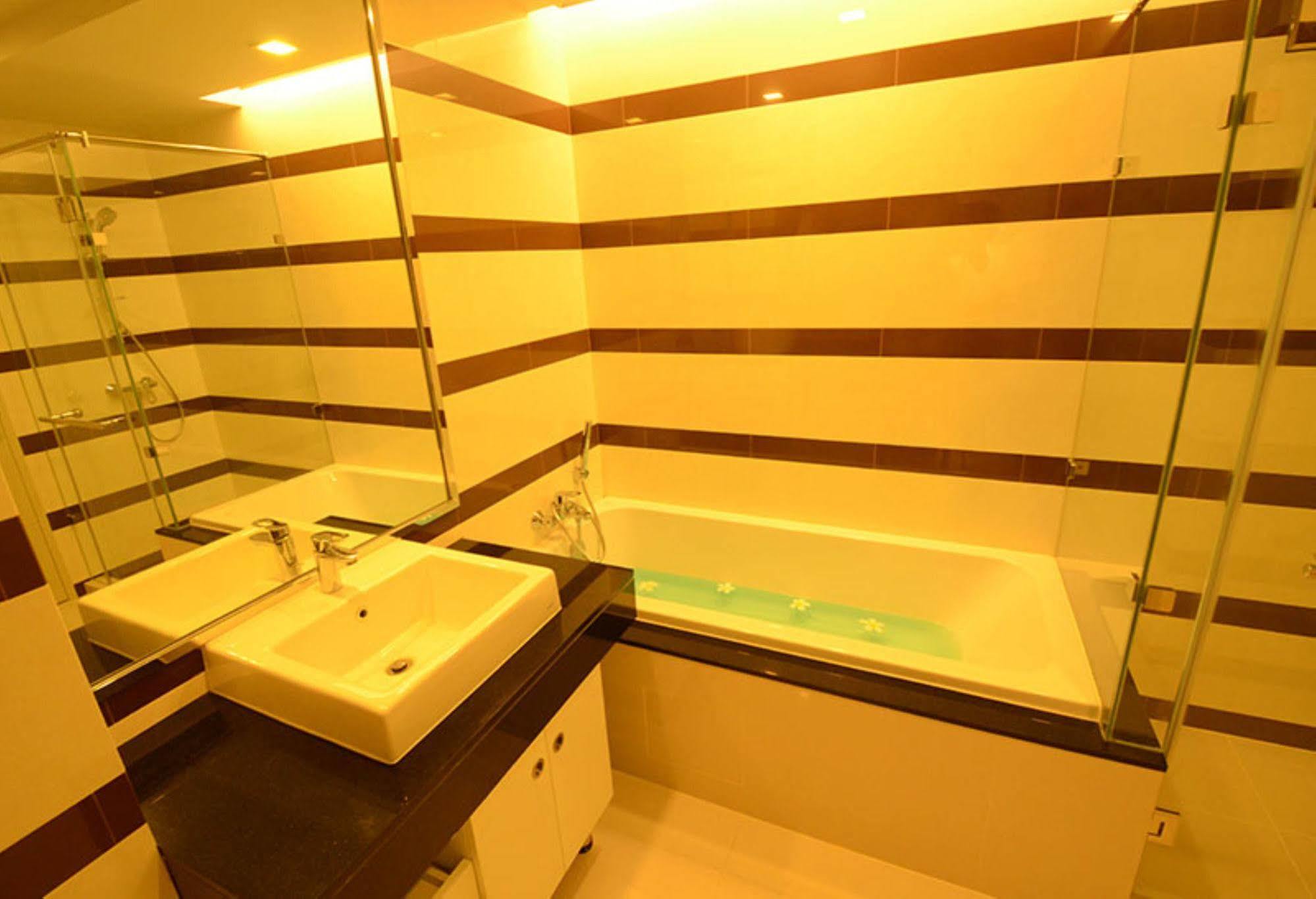 Beverly 33 By Aspira Bangkok Kültér fotó